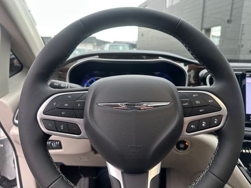 Used 2023 Chrysler Pacifica Limited w/ Uconnect Theater Family Group FWD image 18