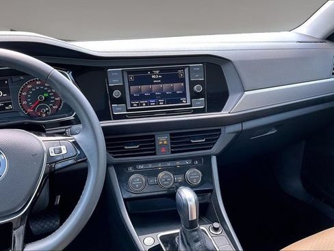 Used 2020 Volkswagen Jetta SE w/ SE Cold Weather Package FWD image 9