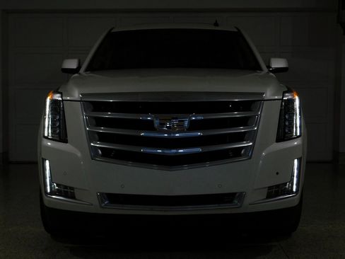 Used 2015 Cadillac Escalade Luxury image 15