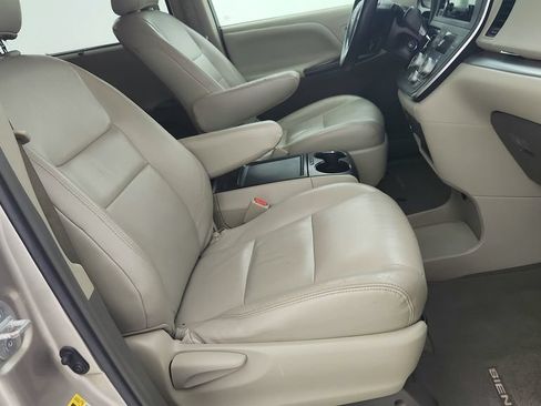Used 2017 Toyota Sienna LE FWD image 25