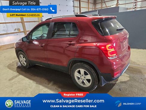 Used 2021 Chevrolet Trax LT w/ LT Convenience Package FWD image 3