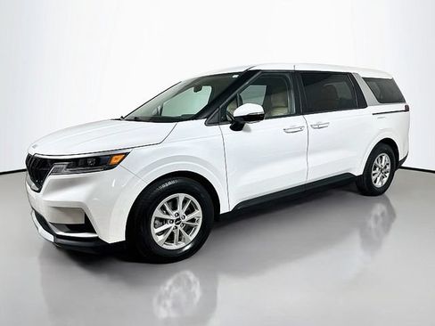 Used 2023 Kia Carnival LX FWD image 3