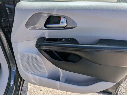 Used 2022 Chrysler Pacifica Touring-L w/ Uconnect Theater Family Group FWD image 48