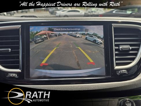 Used 2023 Chrysler Pacifica Touring-L FWD image 15