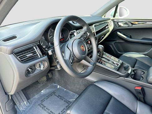 Certified 2026 Porsche Macan AWD/4WD image 4