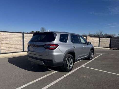 Used 2025 Honda Pilot EX-L image 8