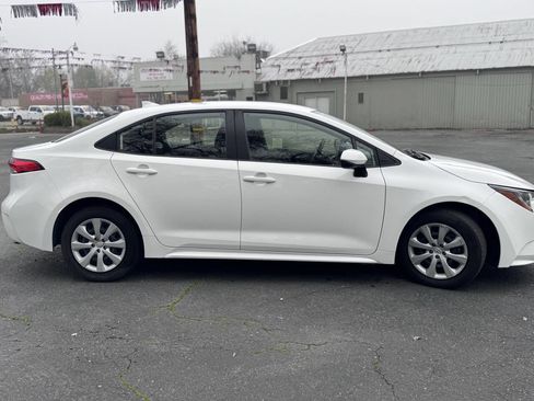 Used 2022 Toyota Corolla LE image 4