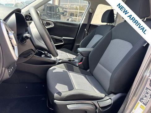 Used 2025 Kia Soul LX w/ LX Technology Package FWD image 16
