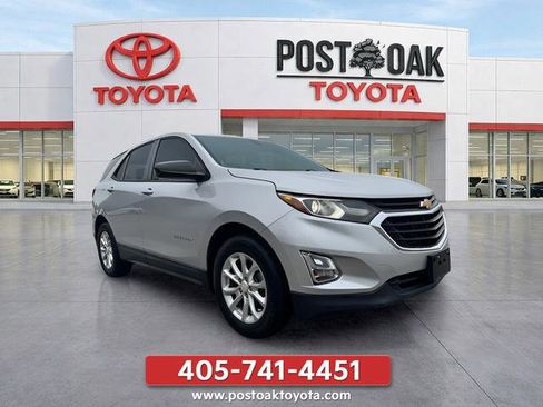 Used 2018 Chevrolet Equinox LS FWD image 2