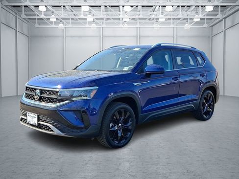 Certified 2022 Volkswagen Taos SE FWD image 3
