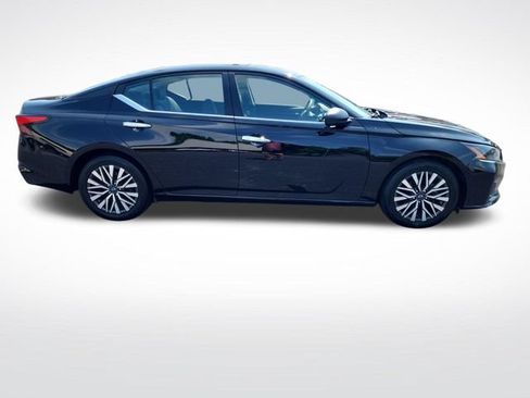 Used 2024 Nissan Altima 2.5 SV FWD image 6
