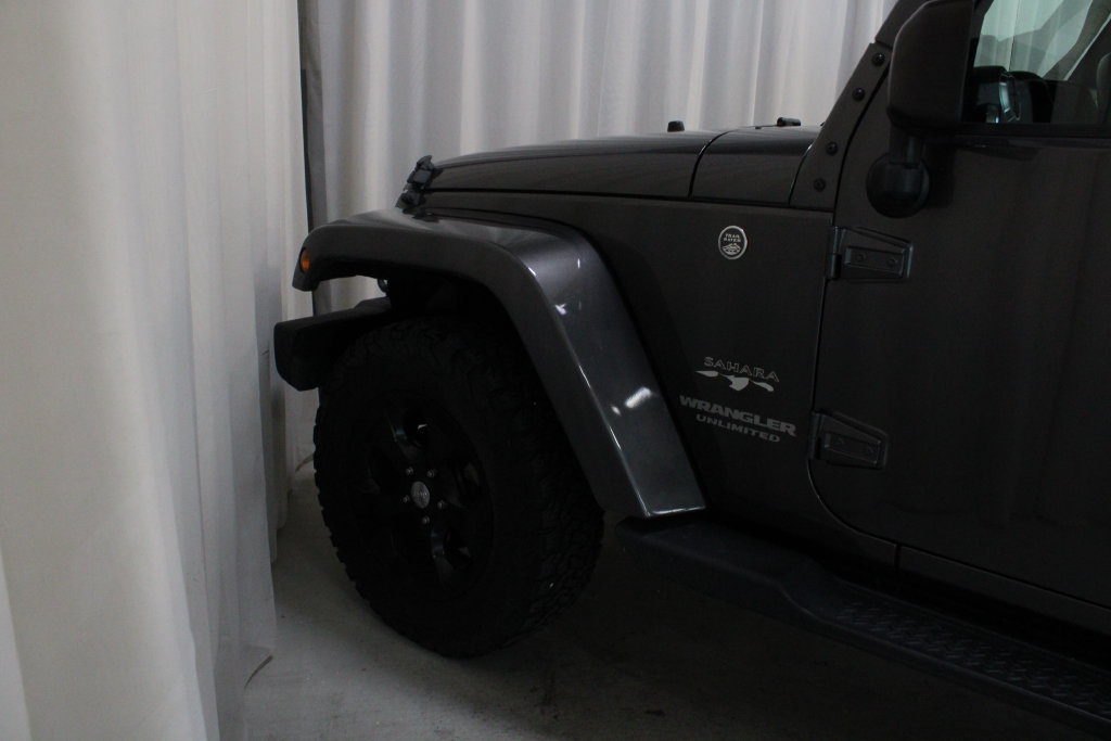 Used 2017 Jeep Wrangler Unlimited Sahara w/ Connectivity Group AWD/4WD image 27