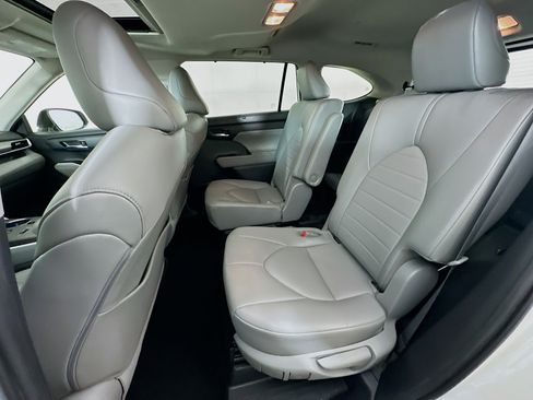 Used 2020 Toyota Highlander XLE FWD image 29