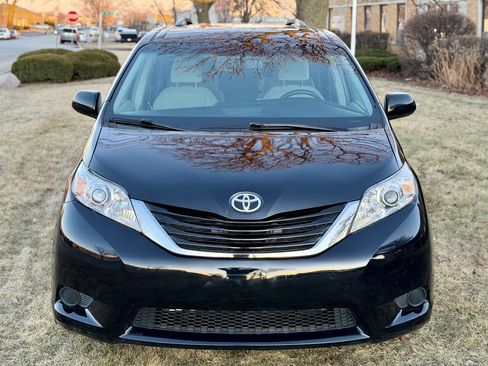 Used 2015 Toyota Sienna LE image 1