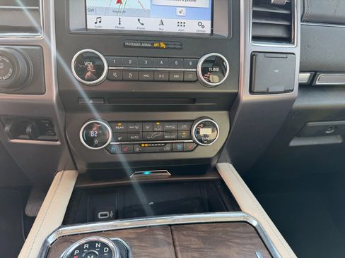 Used 2018 Ford Expedition Platinum image 27