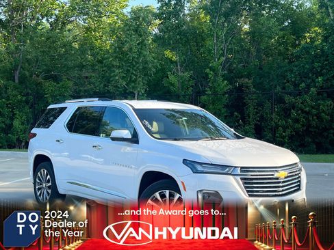 Used 2023 Chevrolet Traverse Premier FWD image 1