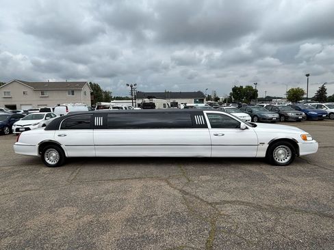 Used 2001 Lincoln Town Car Executive image 4