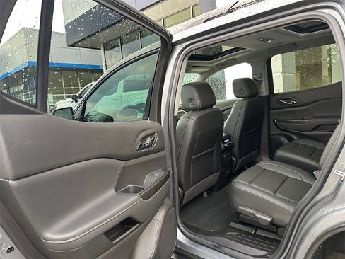 Used 2022 GMC Acadia SLT w/ Elevation Edition image 50