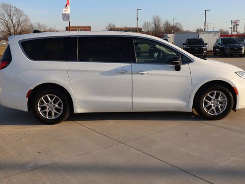 Used 2024 Chrysler Pacifica Touring-L image 5