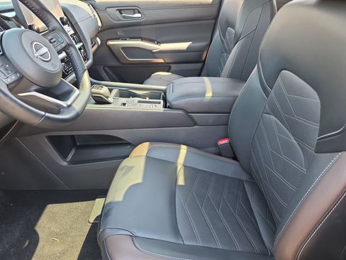 Used 2025 Nissan Pathfinder Platinum w/ Black Appearance Package FWD image 15
