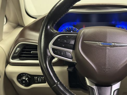 Used 2021 Chrysler Pacifica Touring-L image 21