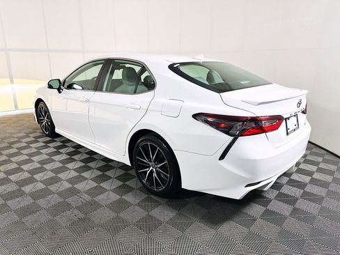 Used 2023 Toyota Camry SE FWD image 5
