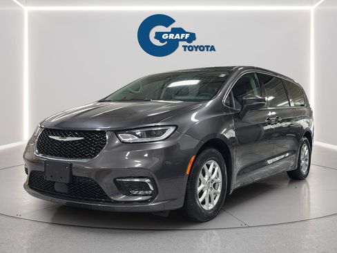 Used 2023 Chrysler Pacifica Touring-L FWD image 2