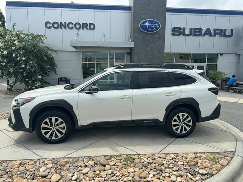 Used 2024 Subaru Outback Premium AWD/4WD image 1