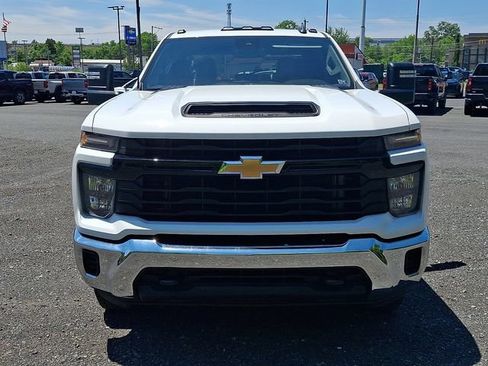 Used 2024 Chevrolet Silverado 2500 W/T w/ WT Convenience Package AWD/4WD image 2