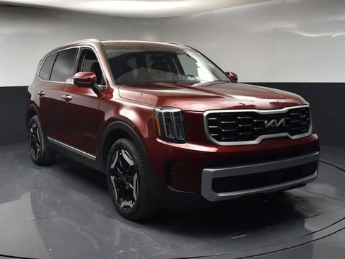 Used 2024 Kia Telluride S image 2