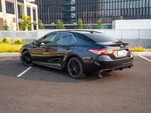 Used 2019 Toyota Camry SE FWD image 3