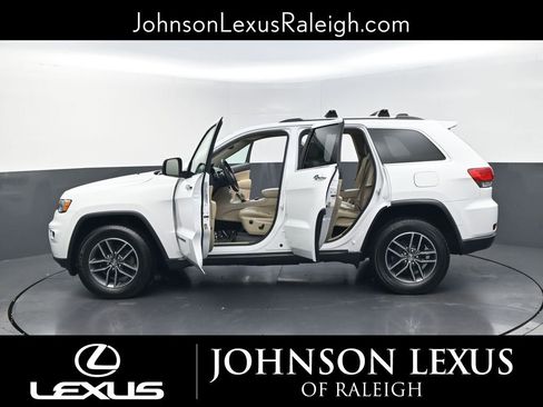 Used 2017 Jeep Grand Cherokee Limited image 36