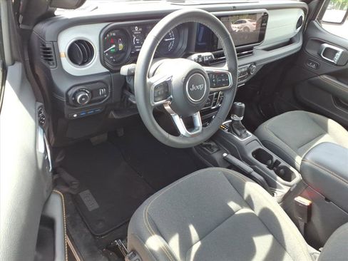 Used 2025 Jeep Wrangler Unlimited Sahara AWD/4WD image 16