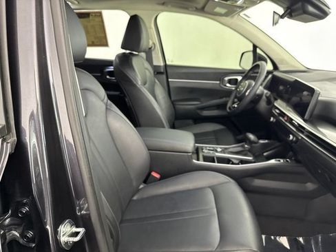 Certified 2025 Kia Sorento EX w/ Panoramic Sunroof Package FWD image 22