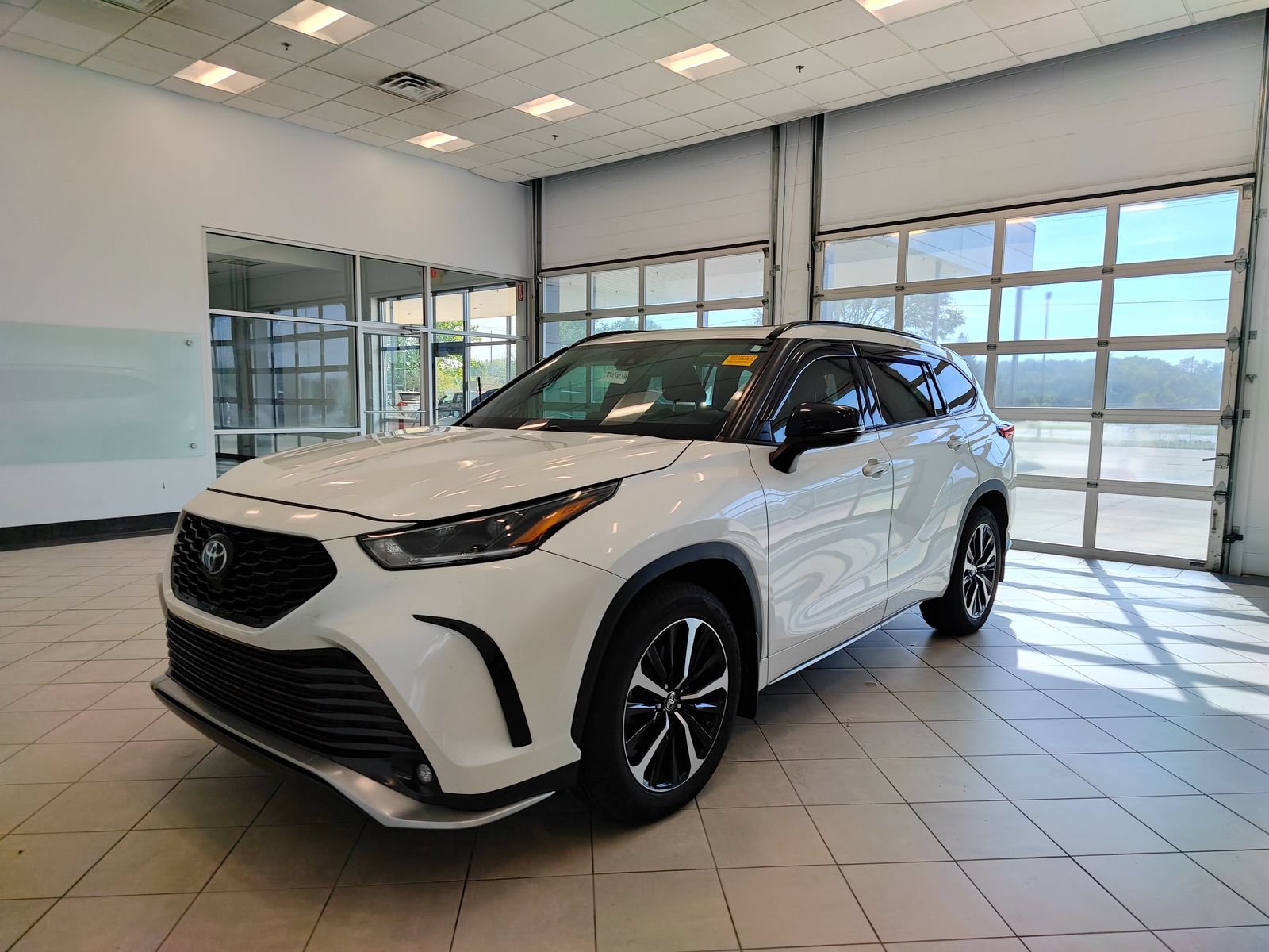 Used 2021 Toyota Highlander XSE AWD/4WD image 6