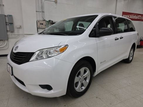 Used 2015 Toyota Sienna L FWD image 3