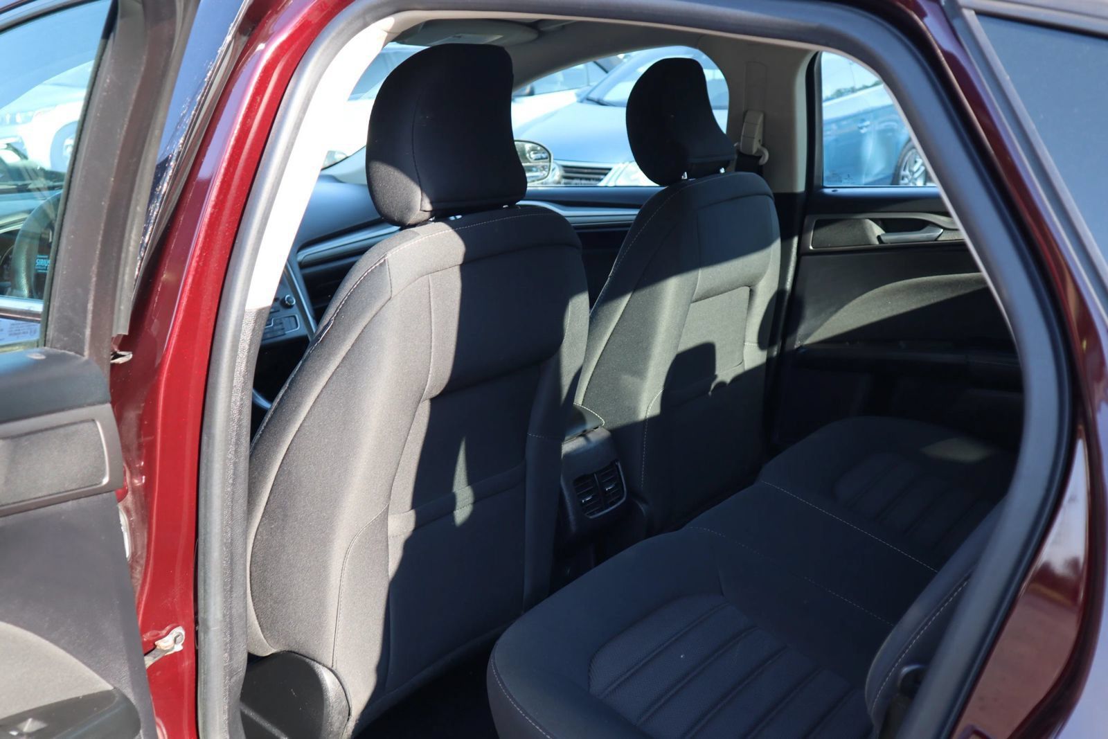 Used 2018 Ford Fusion SE w/ Fusion SE Technology Package FWD image 11
