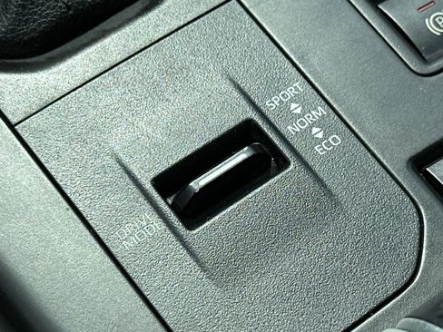 Used 2021 Toyota Highlander L FWD image 29