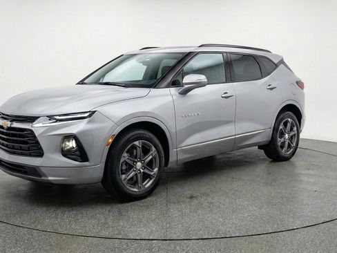 Used 2025 Chevrolet Blazer LT FWD image 3