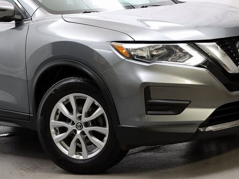 Used 2018 Nissan Rogue SV image 3