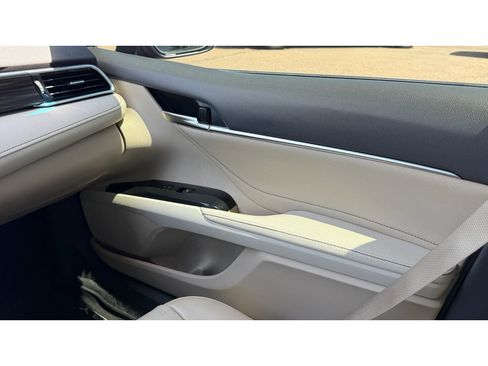 Used 2018 Toyota Camry XLE FWD image 18