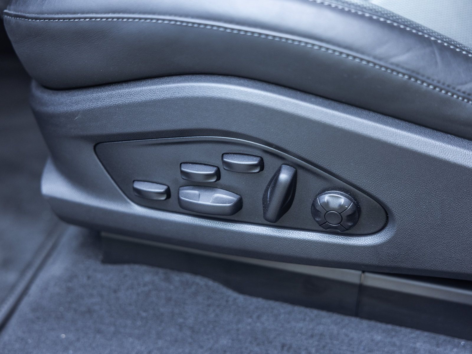 Certified 2025 Porsche Macan 4 Electric AWD/4WD image 17