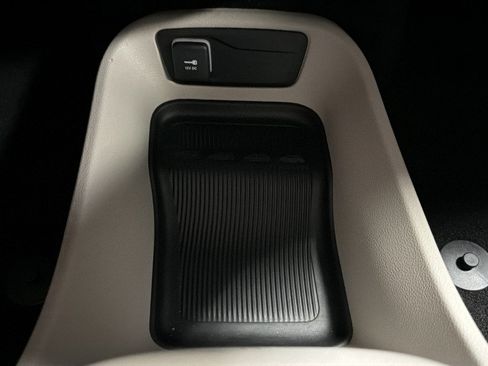 Used 2023 Chrysler Pacifica Touring-L FWD image 32
