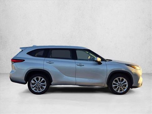 Used 2023 Toyota Highlander Limited FWD image 4