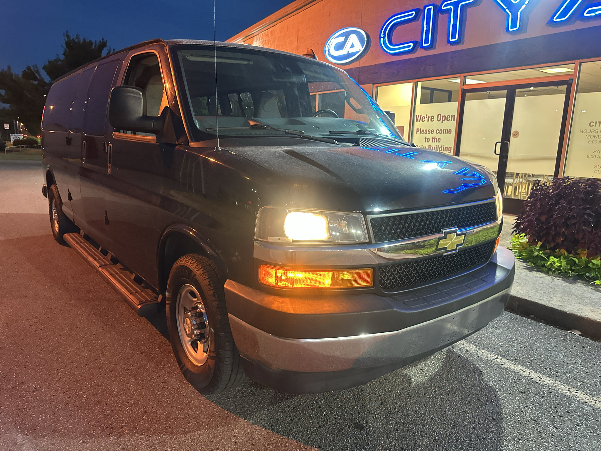 Used 2020 Chevrolet Express 3500 LT w/ LT Preferred Equipment Group RWD image 2