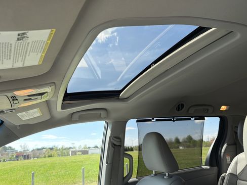 Used 2017 Toyota Sienna XLE FWD image 11