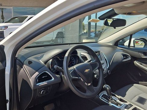Used 2018 Chevrolet Cruze LS FWD image 10