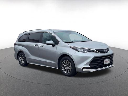 Used 2024 Toyota Sienna XLE image 2