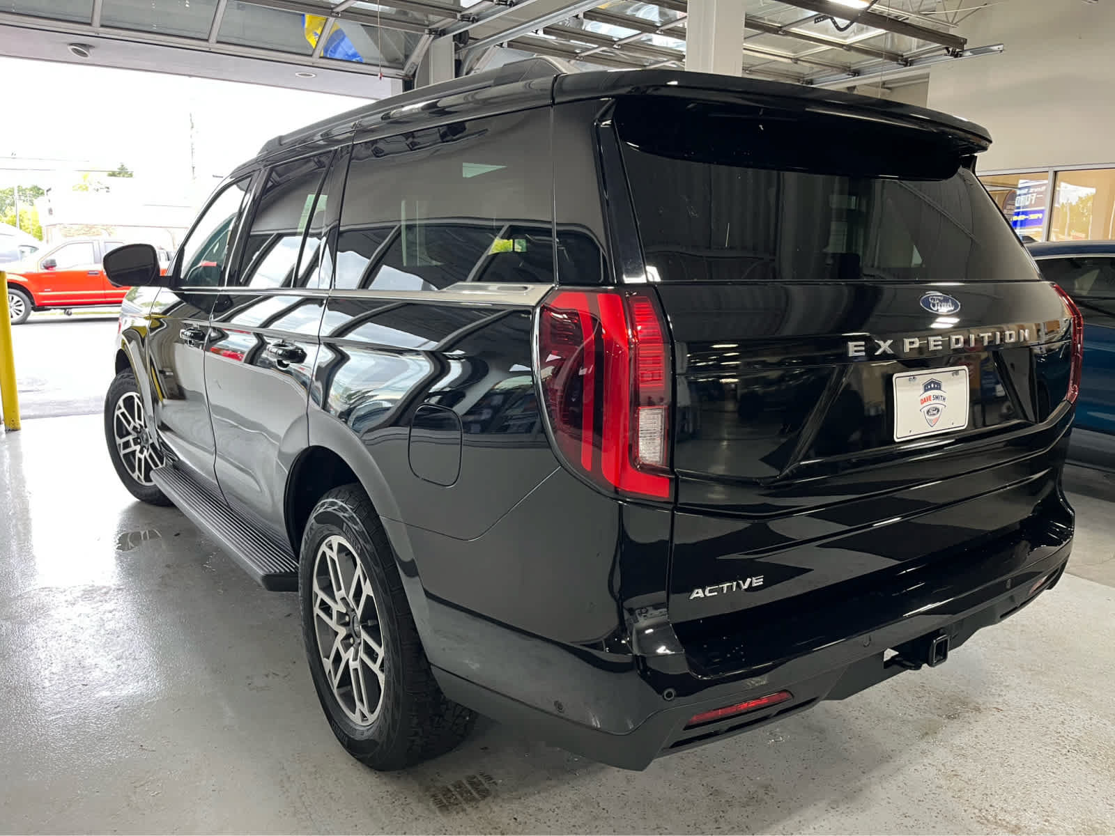 Used 2025 Ford Expedition Active AWD/4WD image 8