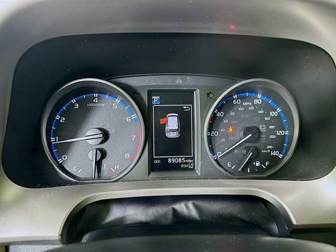 Used 2018 Toyota RAV4 XLE FWD image 12